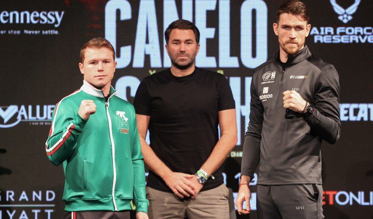 Saúl 'Canelo' Álvarez (izq.) y su británico Callum Smith (der.). Foto:EFE