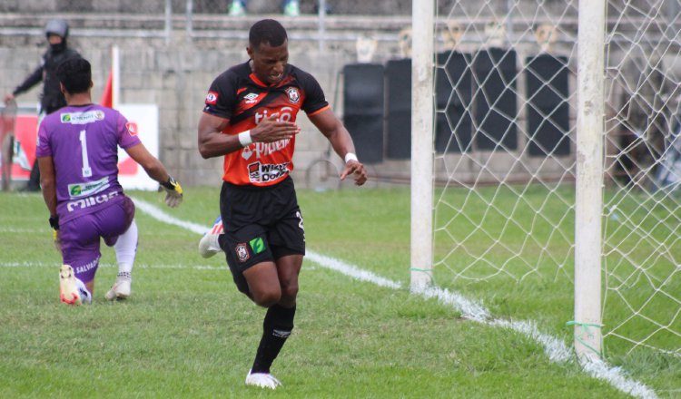 Nicolás "Yuyu" Muñoz festeja su gol ante Sonsonate. Foto:@cdaguilaoficial