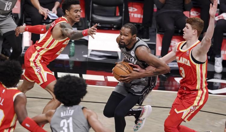 Kevin Durant con el balón, tendrá que estar en cuarentena después de haber permanecido junto a una persona que dio positivo. Foto:EFE