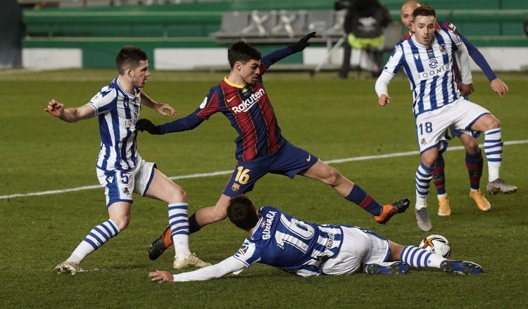 El delantero Pedri (cent) del Barcelona.} Foto:EFE