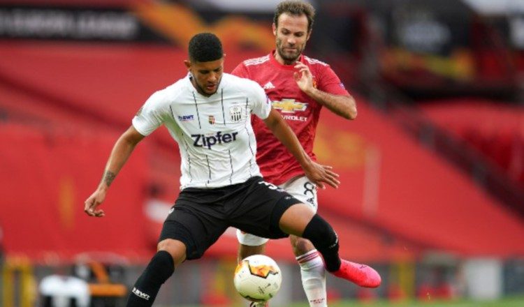 El panameño Andrés Andrade del Lask Line de Austria cubre el balón ante Juan Mata del Manchester United.  Fotos.: Instagram