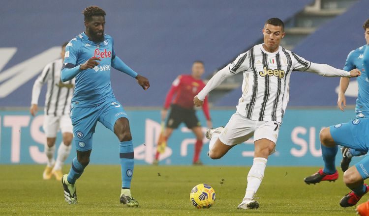 Cristiano Ronaldo (der.)  y Tiemoue Bakayoko del Nápoles. Foto:EFE
