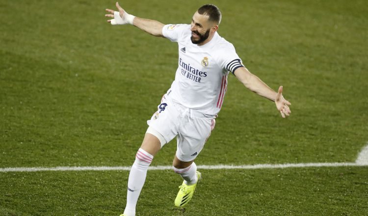 El delantero francés del Real Madrid, Karim Benzema, celebra su segundo gol ante el Alavés. Foto:EFE