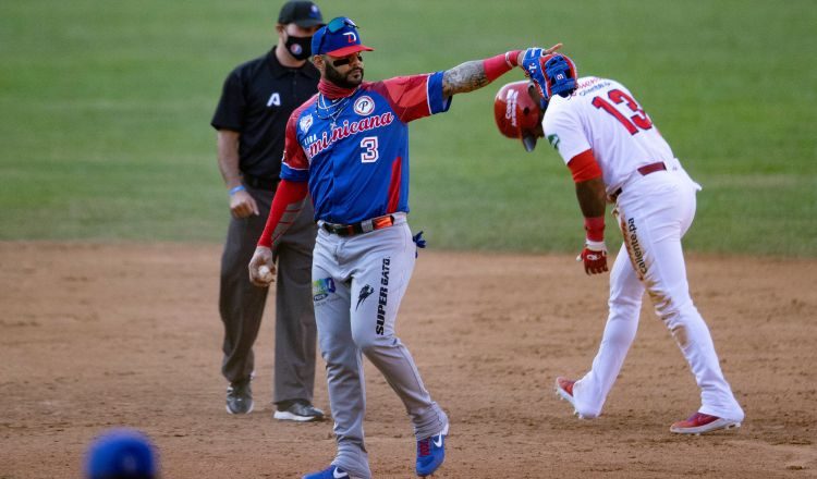 El pelotero dominicano Jonathan Villar (i) en acción junto al panameño Allen Córdoba. Foto:EFE