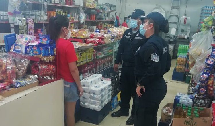 La Policía además de luchar contra el crimen, hace cumplir normas sanitarias.