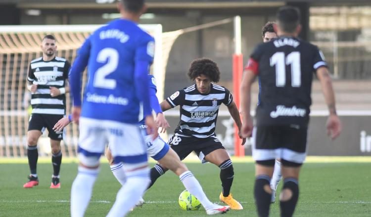 Adalberto "Coco" Carrasquilla (cent.) del Cartagena en su partido contra Real Oviedo. Foto:@@FCCartagena_efs