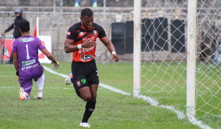 Nicolás "Yuyu" Muñoz fue el campeón goleador del pasado torneo con Águila. Foto:@CDAguila_SV