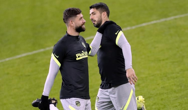 Felipe y Luis Suárez (der.) en los entrenamientos, el uruguayo todavía no ha marcado con los rojiblancos en la Champions. Foto:EFE