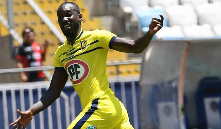 Cecilio Waterman, jugó en la pasada temporada en Universidad de Concepción. Foto:Twitter