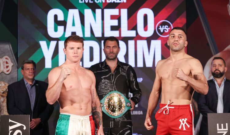 el mexicano Saúl 'Canelo' Álvarez (izq.) y el turco Avni Yildirim, mientras posan al final de la sesión de pesaje. Foto:EFE