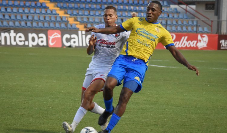 Luis "Matador" Tejada de Herrera FC intenta controlar el balón ante el acecho de un franciscano. Foto:@LPF