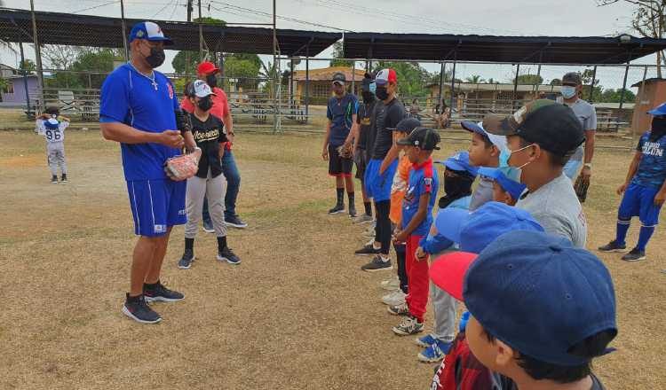 Rubén Rivera habla con los infantes en Puerto Caimito, La Chorrera. Foto:Cortesía