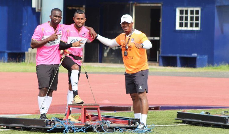 Jugadores del Árabe Unido preparándose para su encuentro con el Universitario. Twitter