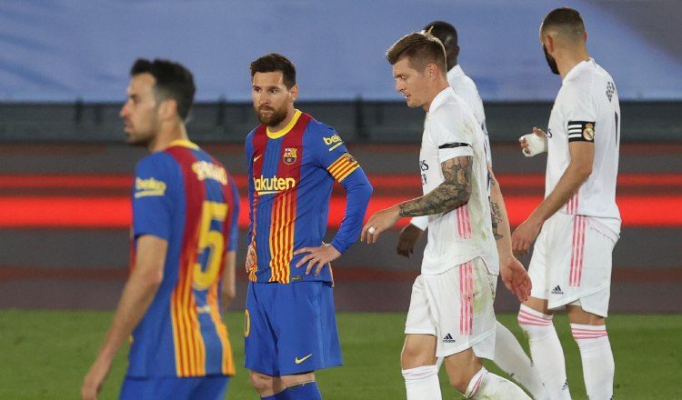 Jugadores del Barcelona y Real Madrid en el último clásico. Foto:EFE