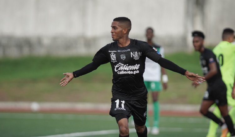 César Yanis festeja uno de sus goles. Foto:LPF