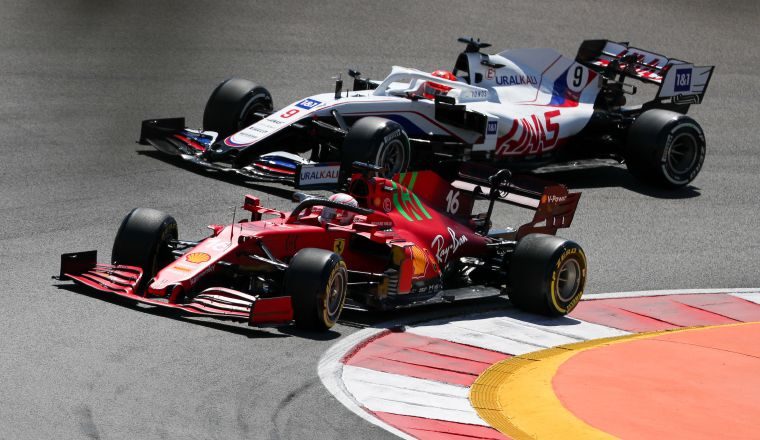 Charles Leclerc del equipo Ferrari y el ruso Nikita Mazepin. Foto:EFE