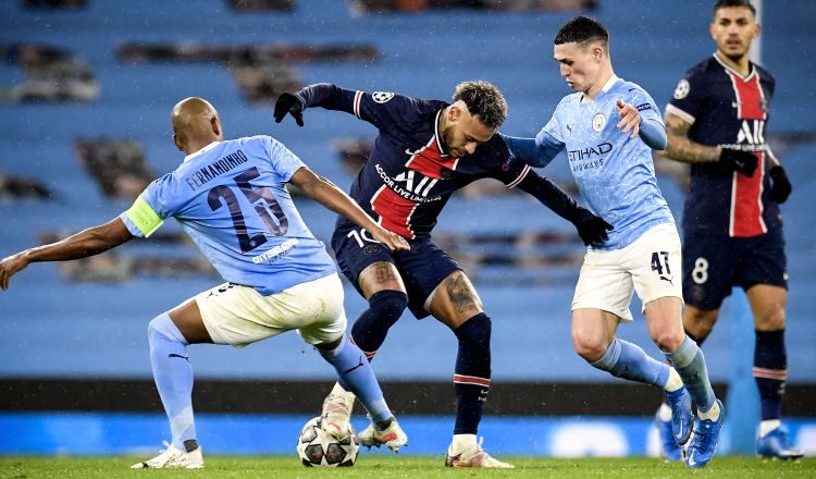 Neymar no pudo con la marca del Manchester City. Foto:EFE