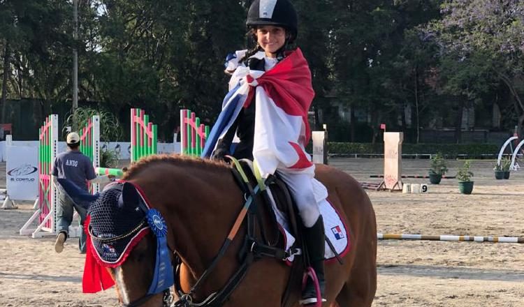 Sofía Ruiz con la bandera panameña. Foto: Cortesía