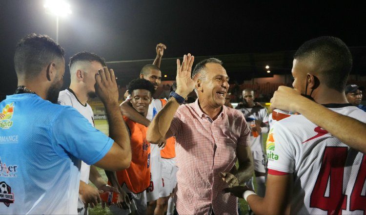 Saúl Maldonado (centro), festeja con sus jugadores.