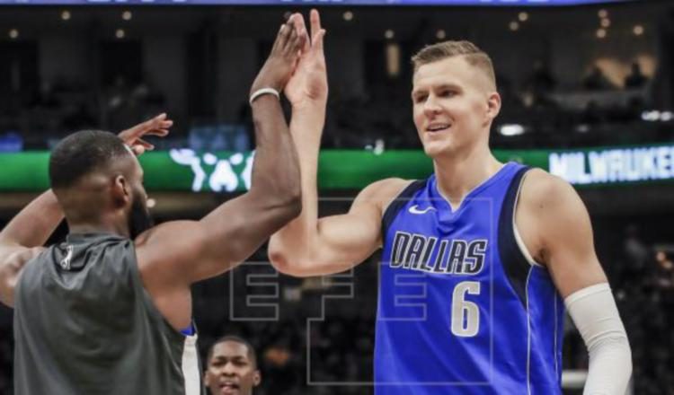 Kristaps Porzingis, de los Mavericks de Dallas. Foto:EFE