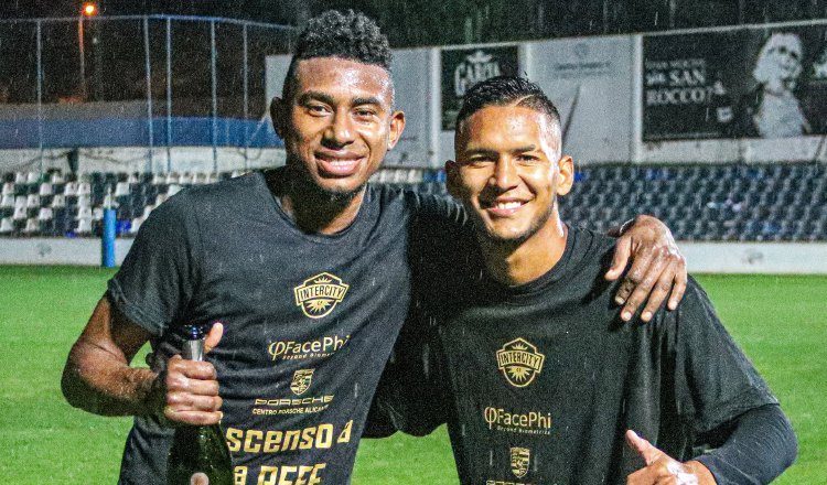 Jossiel Núñez (izq.) y Alberts Frutos lograron ascende con el Intercity en el fútbol español. Foto:Twitter