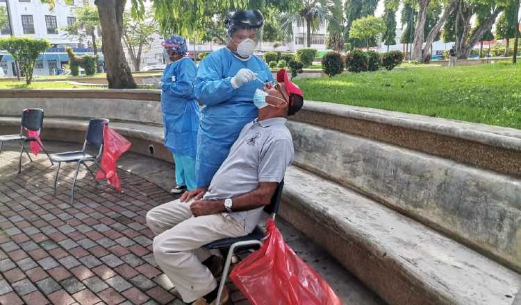 Realizan hisopados en el parque Cervantes en la ciudad de David. Foto: José Vásquez