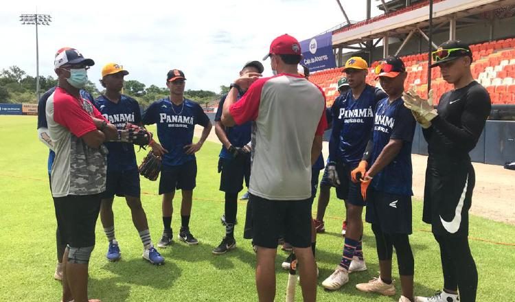 Rodrigo Merón (izq.) con algunos peloteros de la Sub-18. Foto:Fedebeis