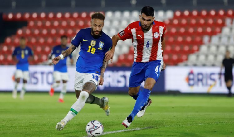 Neymar de Brasil (izq.)  y Júnior Alonso  de Paraguay. Foto:EFE