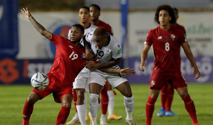 Alberto Quintero de Panamá (izq) disputa un balón con el dominicano Wilman Modesta, ante la mirada del 'Coco' Carraquilla (8). Foto:EFE
