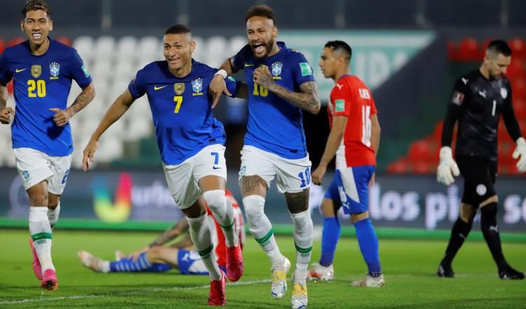El jugador Neymar (c) de Brasil celebra un gol hoy, durante un partido de las eliminatorias sudamericanas entre Paraguay. Foto:EFE