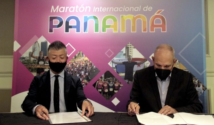 Fumio Tanaka, presidente de Seiko Panamá y Gregorio "Beby" Miró del Club Corredores del Istmo, firmaron el acuerdo de patrocinio.