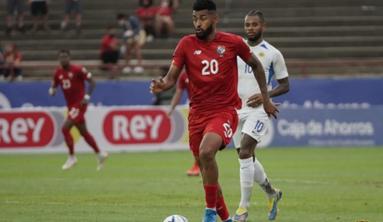 Aníbal Godoy conduce el balón. Foto:Fepafut