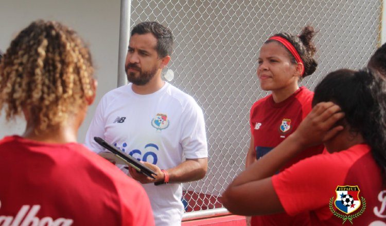 'Nacho' Quintana  en los entrenamientos de la preselección femenina en el "Cascarita" Tapia. Foto:Fepafut
