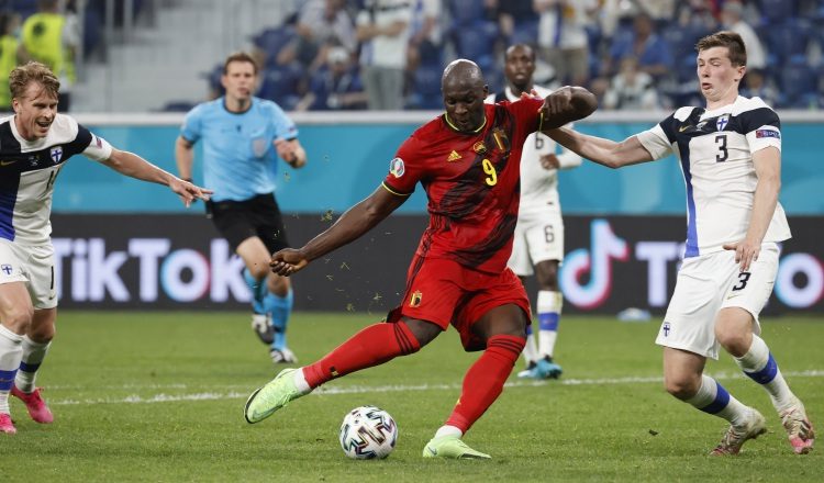 Romelu Lukaku de Bélgica despeja el balón en el partido contra Rusia. Foto:EFE