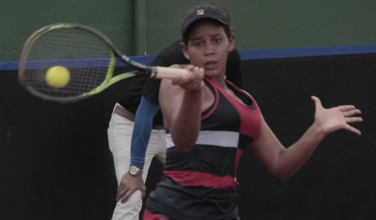 Karen Esther Contreras, jugó ayer en dobles. Víctor Arosemena