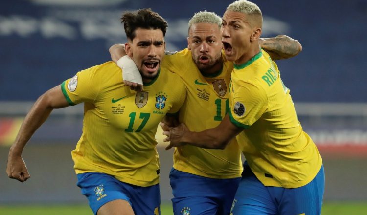 Paquetá (izq.) celebra su gol con Neymar y Richarlison ante Chile. Foto:EFE