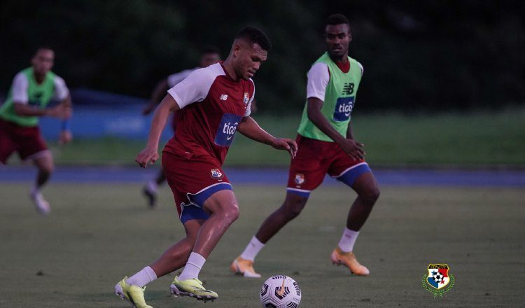 Rolando "Toro" Blackburn con el balón. Foto:Fepafut