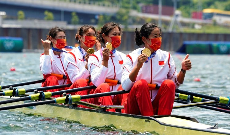 El equipo Cuádruple Femenino de China, evento de remo,  luce sus medallas de oro. Foto:EFE
