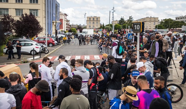 Aficionados del París Saint- Germain en las afueras del aeropuerto de Le Bourget, en París esperando la llegada de Messi. Foto:EFE
