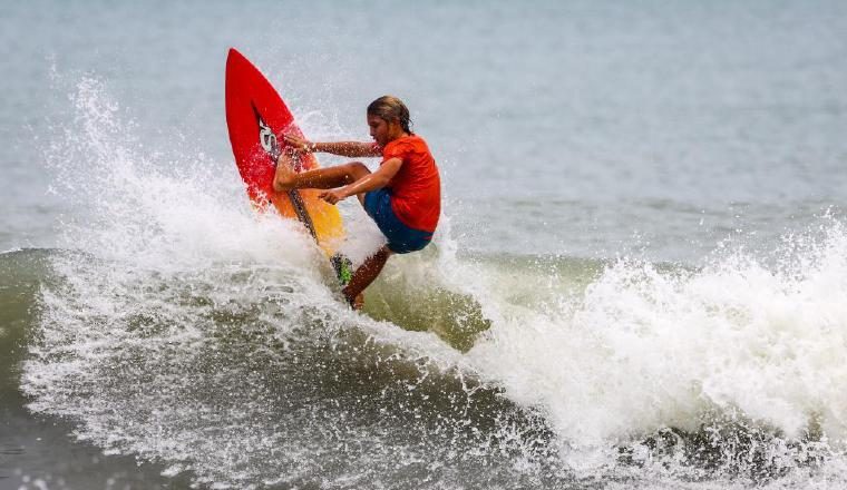 Los surfistas son exigidos por las olas. Foto: Cortesía