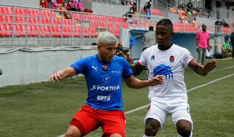 Cristian Martínez del Plaza Amador (izq.) intenta controlar el balón ayer ante la marca de Kevin Galván del Sporting. Foto:@sportingsmfc