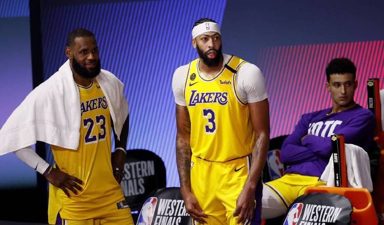 LeBron James de los Lakers (izq.). Foto:EFE
