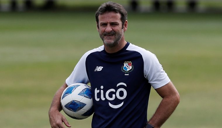 Técnico Thomas Christiansen, planifica su estrategia. EFE