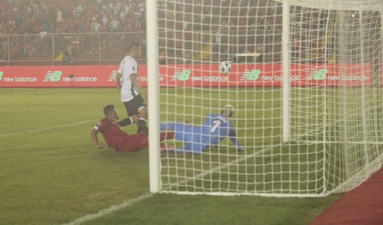Rolando "Toro" Blackburn no pudo conectar el balón ante el marco costarricense que protege Keylor Navas. Foto: Vítor Arosemena