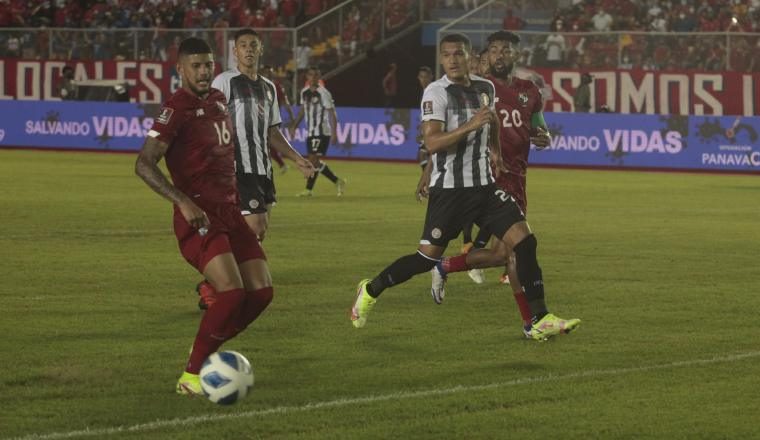 Andrés Andrade de Panamá con el balón. Foto: Víctor Arosemena