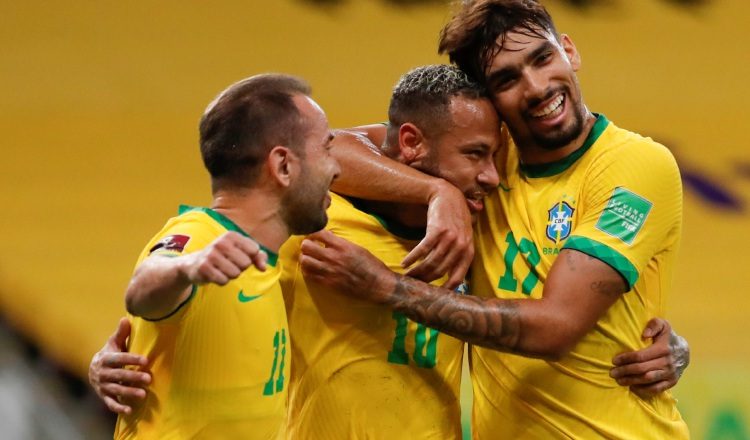 Neymar de Brasil (centro) festeja su gol ante Perú. Foto:EFE