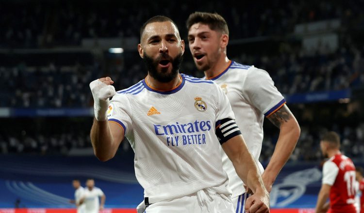 Karim Benzema anotó tres goles para el onceno del Real Madrid. Foto:EFE