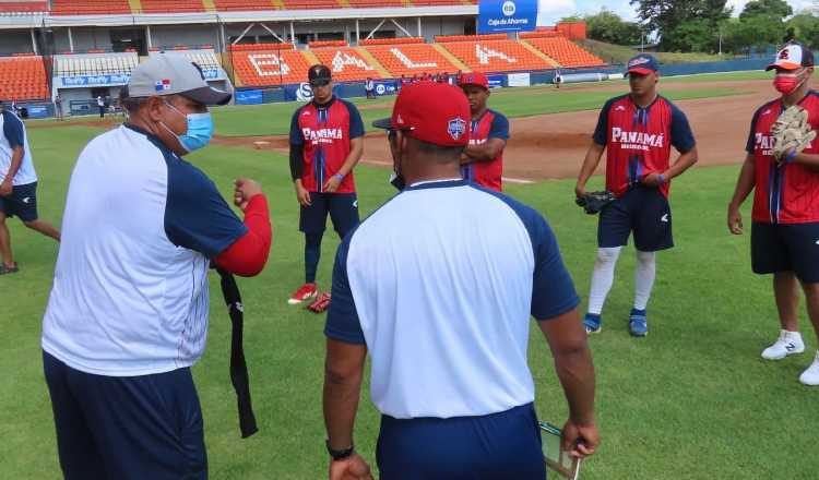 La selección Sub-23 entrena en estadio Roberto "Flaco Bala" Hernández. Foto: Fedebeis