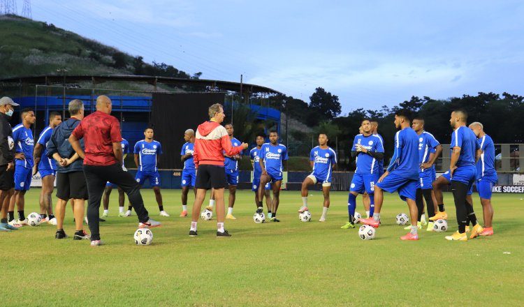 Universitarios en los entrenamientos en el Rod Carew. Foto: Twitter