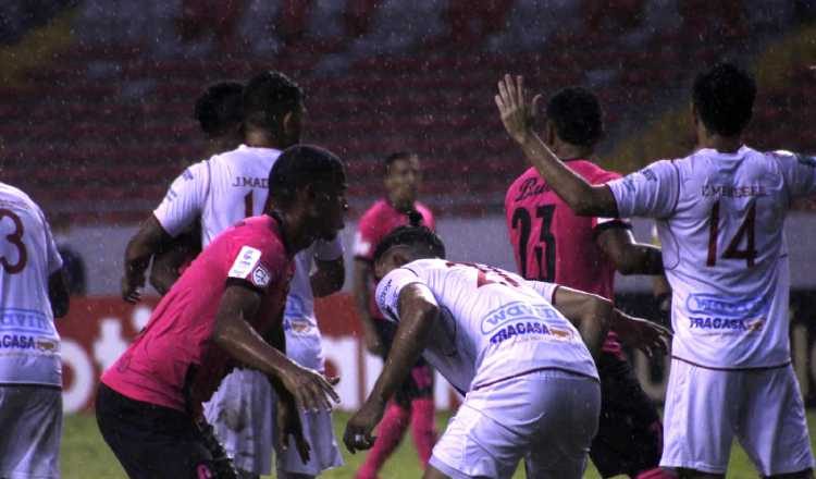 Plaza Amador tuvo un juego aceptable, pero no pudo definir ante el marco del Guápiles que defendió el tico Kevin Ruiz.   Foto:@cdplazaamador